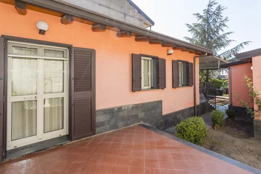 Vista cortile e ingresso - Casa vacanze Belpasso con giardino